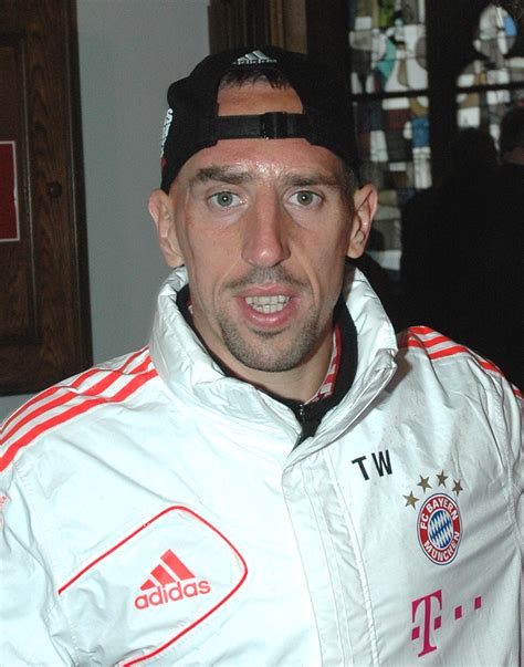 Er überlebt, ist aber durch die markante narbe in seinem gesicht gezeichnet. Franck Ribery - Narbe als Symbol - BLOG SHOTS