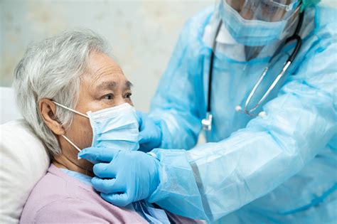 Dokter Asia Mengenakan Pelindung Wajah Dan Apd Sesuai New Normal Untuk