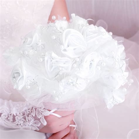 Le tulle fera merveille pour la décoration voiture mariage comme pour la décoration de toutes les autres pièces utiles au mariage. Bouquet Mariée Satin Fleur Perle Strass Tulle Blanc