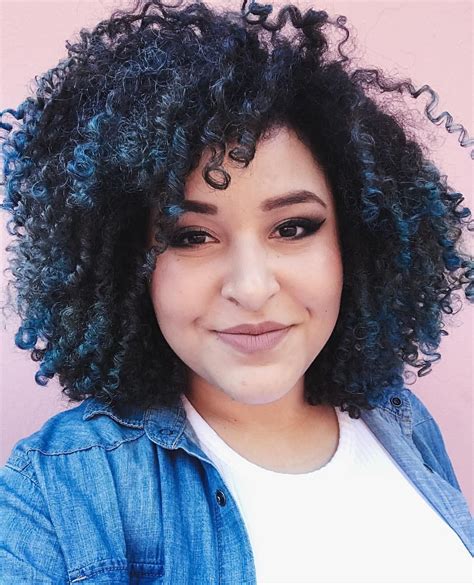 Blue highlights curly hair 3b 3c afro | Cachos coloridos ...