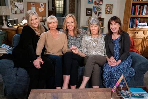 Mom Cast And Guests Of Cancelled Cbs Sitcom Say Goodbye Watch Canceled Renewed Tv Shows
