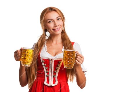 garota bávara feliz sorrindo para a câmera segurando canecas de cerveja mulher alemã atraente