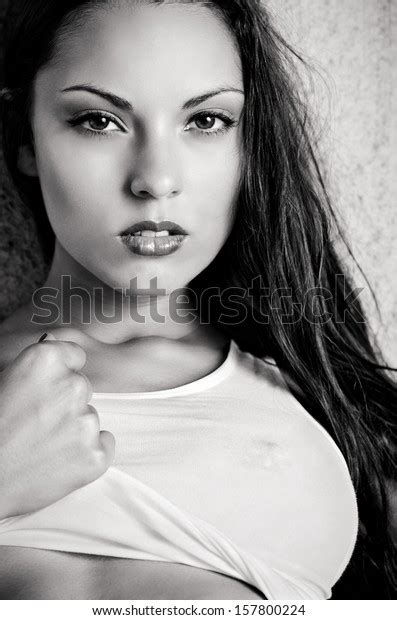 Sexy Young Girl Lifts Her Shirt Foto Stock 157800224 Shutterstock