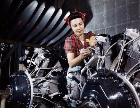 Rosie The Riveter History See 15 Wwii Photos Of Women Working