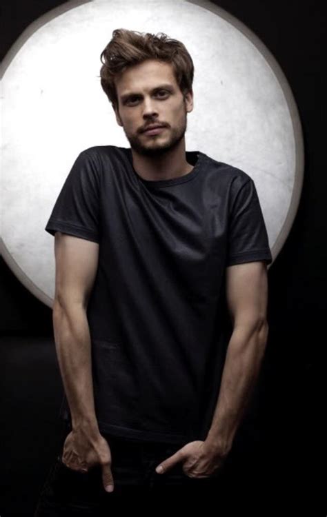 Le livre numérique (en anglais : Matthew Gray Gubler is a snack | Male Celeb News