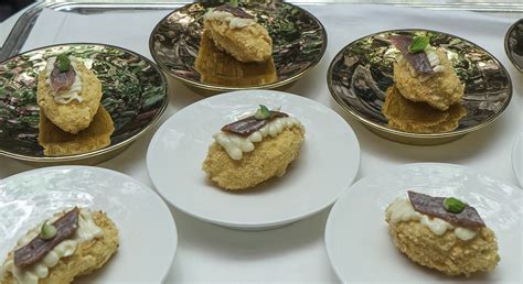 Nel 2012, l'osteria francescana riceve la sua terza stella michelin. Niente cucina molecolare né insetti, gli chef stellati ...