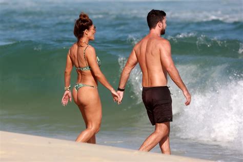 Juliana carlos is on facebook. Juliana Paes beija muito o maridão em praia no Rio