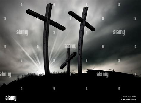 Tres Siluetas De Cruces Cristianas Sobre Una Colina En Un Cielo Nublado