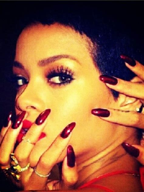 Rihanna Wraps Her Hands Around Her Face For A Picture On Twitter