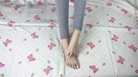 Ein Mädchen In Grauen Leggings Mit Langen Beinen Streichelt Ihre Füße