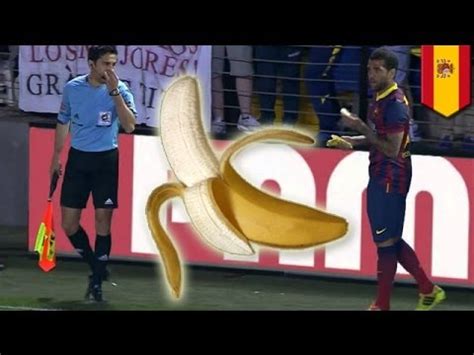 Dani Alves Eats Banana Thrown By Racist Fan Support For Alves Goes Viral Youtube