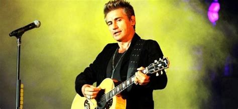 Scheda biografia discografia articoli concerti foto testi ···. Ligabue: a Correggio si canta "Piccola Città Eterna", è ...
