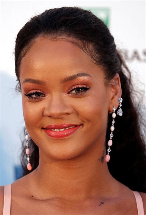 Daily Beauty Look Rihanna Looks Pretty In Glittered Eyelids And Lips