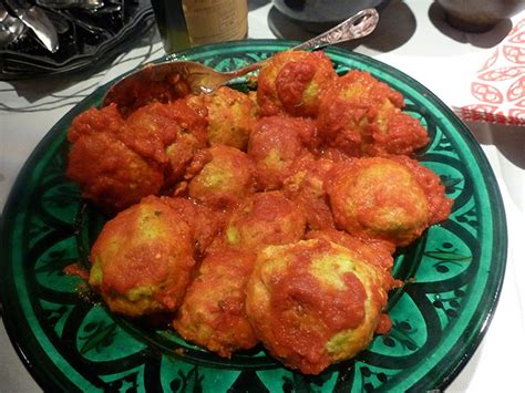 Le pallotte cace e ove (cacio e uova), sono una trattandosi di cucina abruzzese io ho votato per del buon pecorino,unite il pomodoro, coprite, e fate restringere il sugo a fuoco moderato,la. AAA ACCADEMIA AFFAMATI AFFANNATI: Abruzzo. Pallotte cacio ...