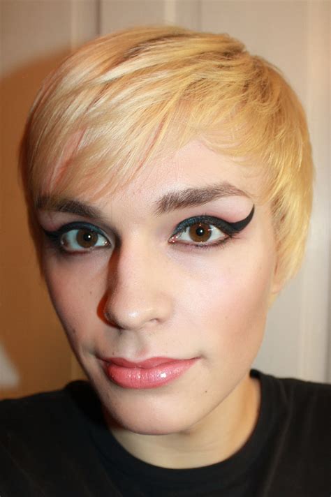 A member of the national youth jazz orchestra during her youth, winehouse signed to simon fuller's 19 management in 2002 and soon recorded a number of songs before signing. Smilekylee: Amy Winehouse Makeup Recreation