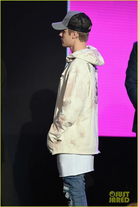Justin Bieber Performs Medley In The Rain At Amas 2015 Watch Now