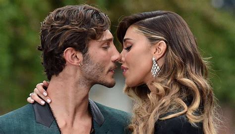 Dopo mesi liti (compresa quella col papà della showgirl) e scontri di vario genere, gli ex coniugi avrebbero ripreso a parlarsi: Stefano de Martino e Belen Rodriguez, perché è finito il ...