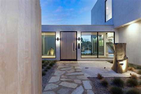Photo 3 of 16 in A Tranquil Las Vegas Retreat With Outdoor Soaking Tub