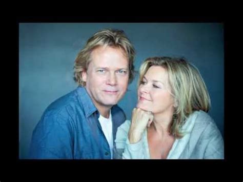 Julenatt is a christmas album by elisabeth andreassen and rein alexander, released in norway on 16 november 2009, and followed up by a church tour. Elisabeth Andreassen - Sang I En Stormfull Natt - YouTube