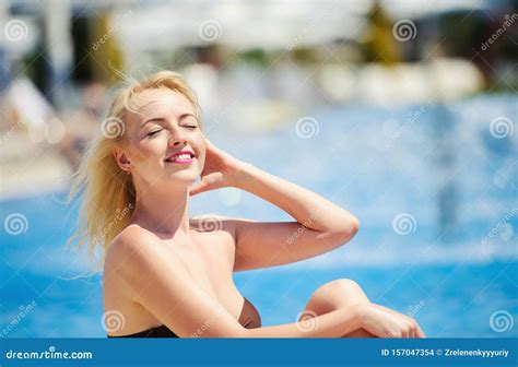 Sexy Jonge Vrouw Nabij Zwembad Stock Foto Image Of Naughty Blauw