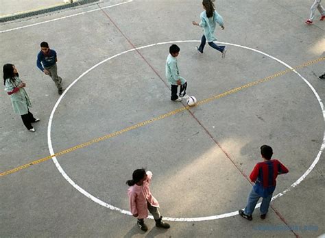 Primero tienen que formar los equipos, después 2 jugadores pasan al medio y tiran la pelota y uno de los 2 jugadores y uno de los 2 le pega, cuando un jugador tiene que revotarla si la pelota deja de revotar la tienen que volver a agarrar volverla a tirar, si la pelota cae en la canastas un punto, si un futbol. En Coahuila se infarta niño en patio de escuela; jugaba ...