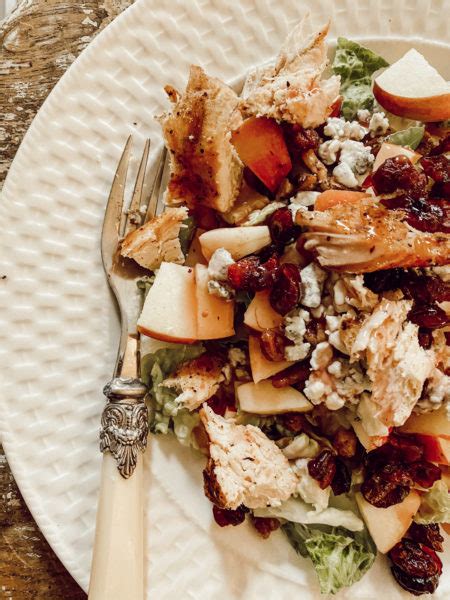 Ensalada preparada con una mezcla de lechuga romana, iceberg, punta roja y espinaca, con trozos de manzana roja y verde, con un toque de arandanos, queso blue cheese, pollo a la plancha, acompañada de una vinagreta de granada. Chicken Apple Pecan Salad - Wendy's Dupe - Deb and Danelle