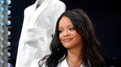Rihanna Confirms Rumors That She Turned Down Super Bowl Halftime Show