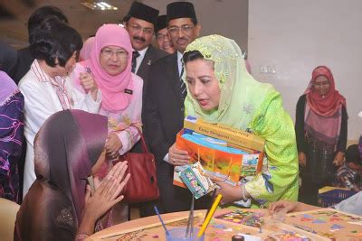 Di sini saya kongsikan, waktu melawat di hospital banting. Maharum Bugis Syah (MBS): DYMM Raja Zarith Rasmikan Pusat ...