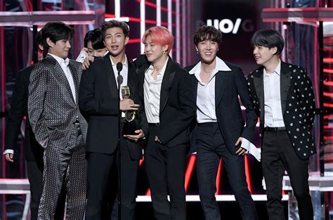 Şimdi yönetim kurulu başkanı olarak rolüne odaklanacak ve çabalarının çoğunu müzik prodüksiyonuna adayacak. Bang Si Hyuk's Conversation With BTS's Jin Will Have You ...