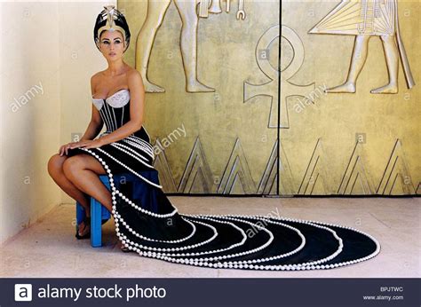Mission cleopatra (astérix et obélix : Monica Bellucci Cleopatra Asterix Obelix Banque d'image et ...