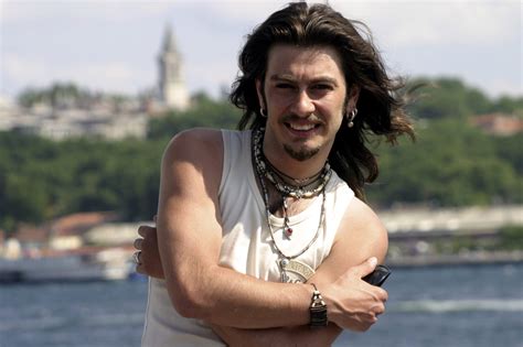 Ağabeyinin mezarına çiçek bırakan nesrin akarsu, 'abimizin kaybının acısı her gün içimizde yaşatıyoruz. Deha Bilimlier Barış Akarsu'nun ölümüne sebep olan kazayı ...