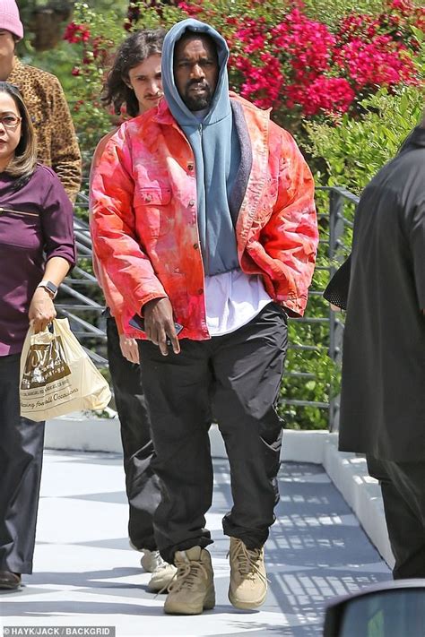 Kleidung coole outfits kanye west style kanye west mode urbane mode mode für männer strassenmode camouflage i feel like pablo army camo jacket military tlop west. Kanye West covers up in grey hoodie with red jacket on top ...