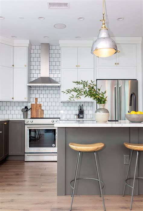 Dual color two color kitchen cabinets. 5 Awesome Two Tone Kitchen
