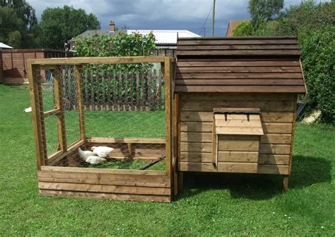 I love this little building!i have a chicken coop which is round with a wooden door salvaged from a house demolition but my hens have died so new ones will be taking up residence soon. Shimmering Gold Fields: A chicken coop for your chicks