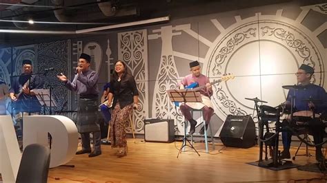 Suasana hari raya walau di manapun jua memberikan ketenangan dan mententeramkan jiwa. Suasana Hari Raya Anuar Zain Live - YouTube