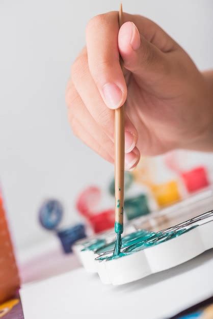 Les Enfants Apprennent Le Coloriage Et La Peinture En Classe Photo