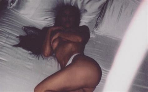 De Topless E Calcinha Kim Kardashian Posta Foto Sensual Na Web Quem