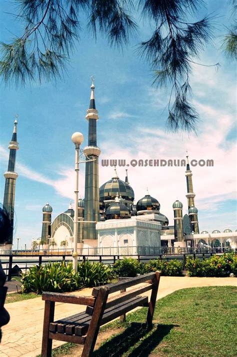 Tempat menarik di terengganu yang agak popular untuk percutian pantai ialah di sekitar marang. Tempat Pelancongan Menarik di Terengganu — Qaseh Dalia's Blog