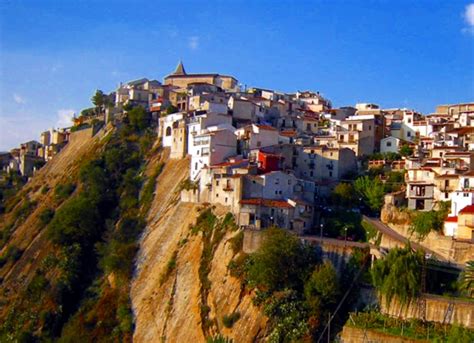 Agli agenti i proprietari hanno riferito che al termine del pranzo per festeggiare la comunione della bambina, i genitori si erano lamentati del servizio a loro dire scadente e, dopo invettive e ingiurie, sono andati via senza saldare il conto. Salvatore Lo Leggio: Ogni domenica a pranzo. A Motta ...