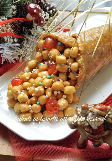 C'è chi fa delle piccole palline, chi. Cornucopia con struffoli ricetta dolce Natale tipica di Napoli