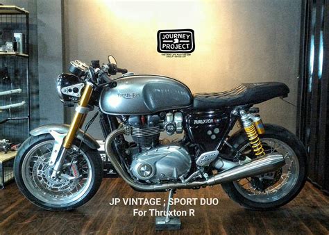 Baak design and manufacture custom parts for triumph motorcycles : Omega Racer: Triumph seats OVERLOOOOAAADDD