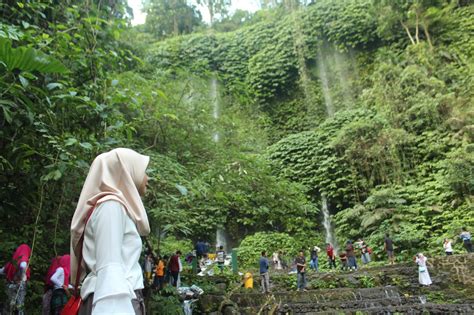 Air terjun benang kelambu jika kalian melihat agak jauh terlihat sangat indah sekali, sangat wajar sekali kalau banyak para wisatawan yang datang ke air terjun ini. Pesona Alam Air Terjun Benang Kelambu Lombok Tengah