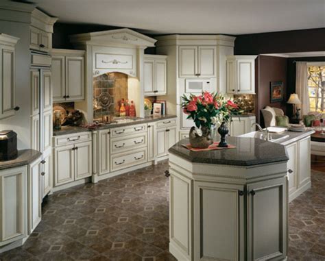 With antique white flat panel ready to assemble (rta) kitchen cabinets you get a classic look with modern flair. 70+ Antique White Glazed Kitchen Cabinets - Kitchen ...
