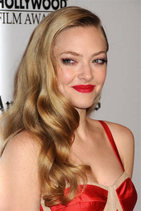 Amanda Seyfried Showing Big Cleavage In A Short Low Cut Red Dress At