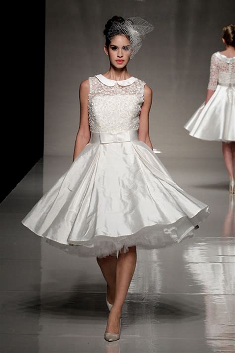 Abito da sposa vintage abito gioiello senza maniche vita naturale lunghezza pavimento backless matte satin cathedral train abito da sposa. SARA EVENTS organizzazione matrimoni, eventi d'autore ...