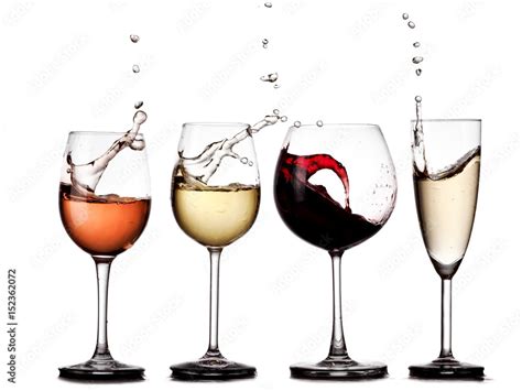Red Rose White Wine And Champagne Glasses Plash With Drops Stock Foto