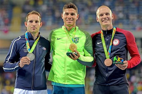 Salto com vara o salto com vara é do mesmo tipo que o salto em altura, mas neste salto, o atleta tem o apoio de uma vara. Com recorde olímpico, Thiago ganha o ouro no salto com ...