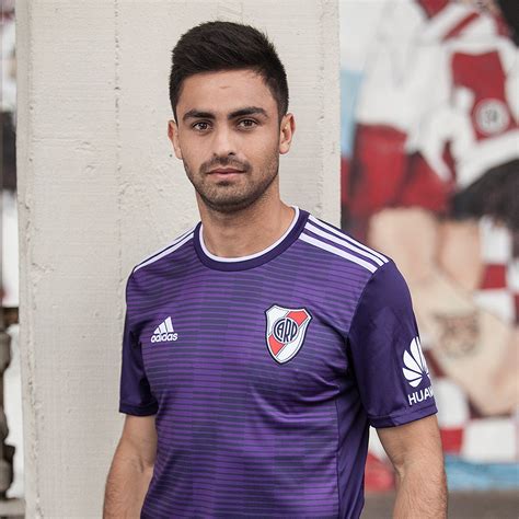 Club atlético river plate, commonly known as river plate, is an argentine professional sports club based in the núñez neighborhood of buenos aires, founded on 25 may 1901. Camiseta alternativa adidas de River Plate 2018/19 - Marca ...