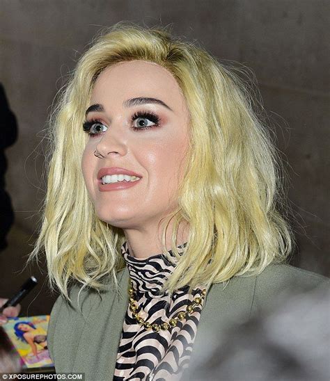 Katy Perry Flaunts Her Slim Figure In Chic Khaki Co Ords Katy Perry Blonde Beauty Style Icon