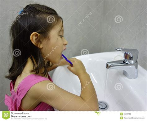 Pessoas Escovando Os Dentes Com A Torneira Fechada